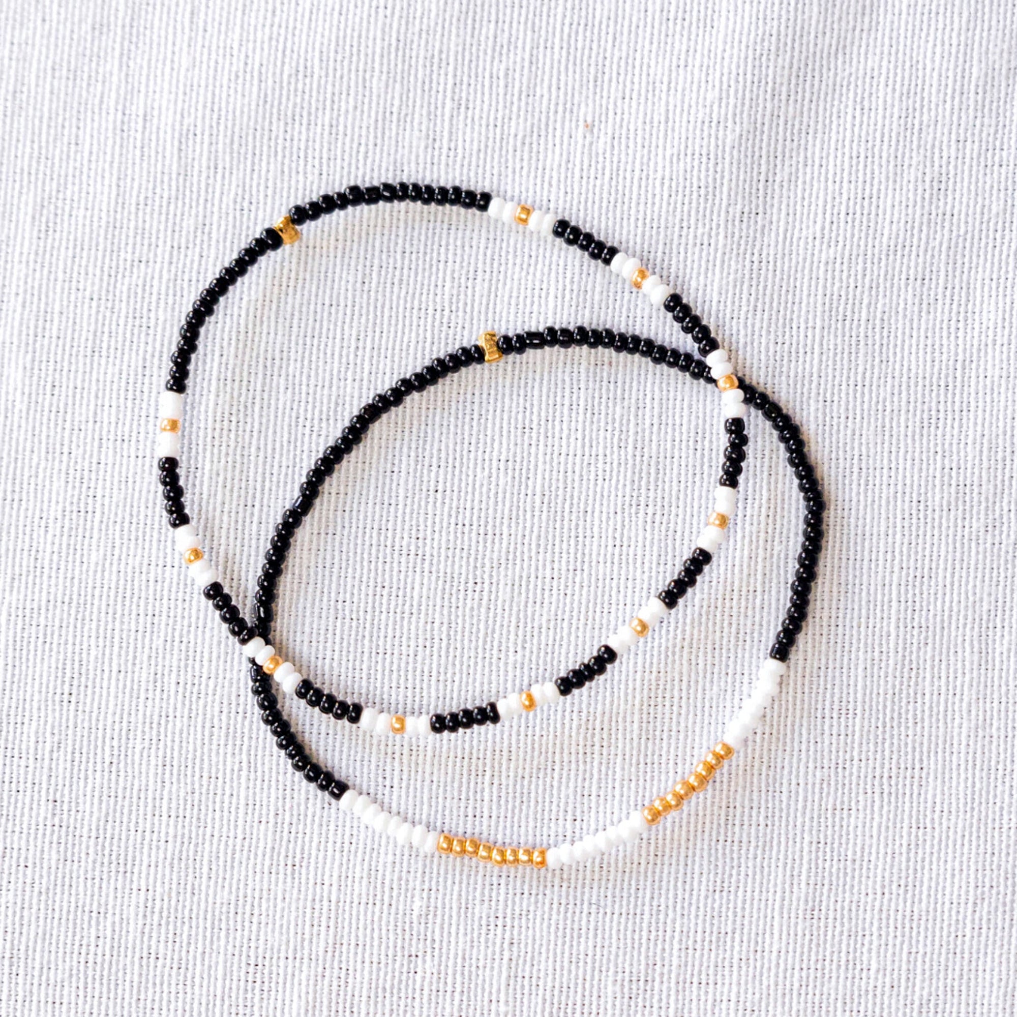 HANDMADE SET OF TWO BEADED BRACELET IN BLACK AND GOLD – shop